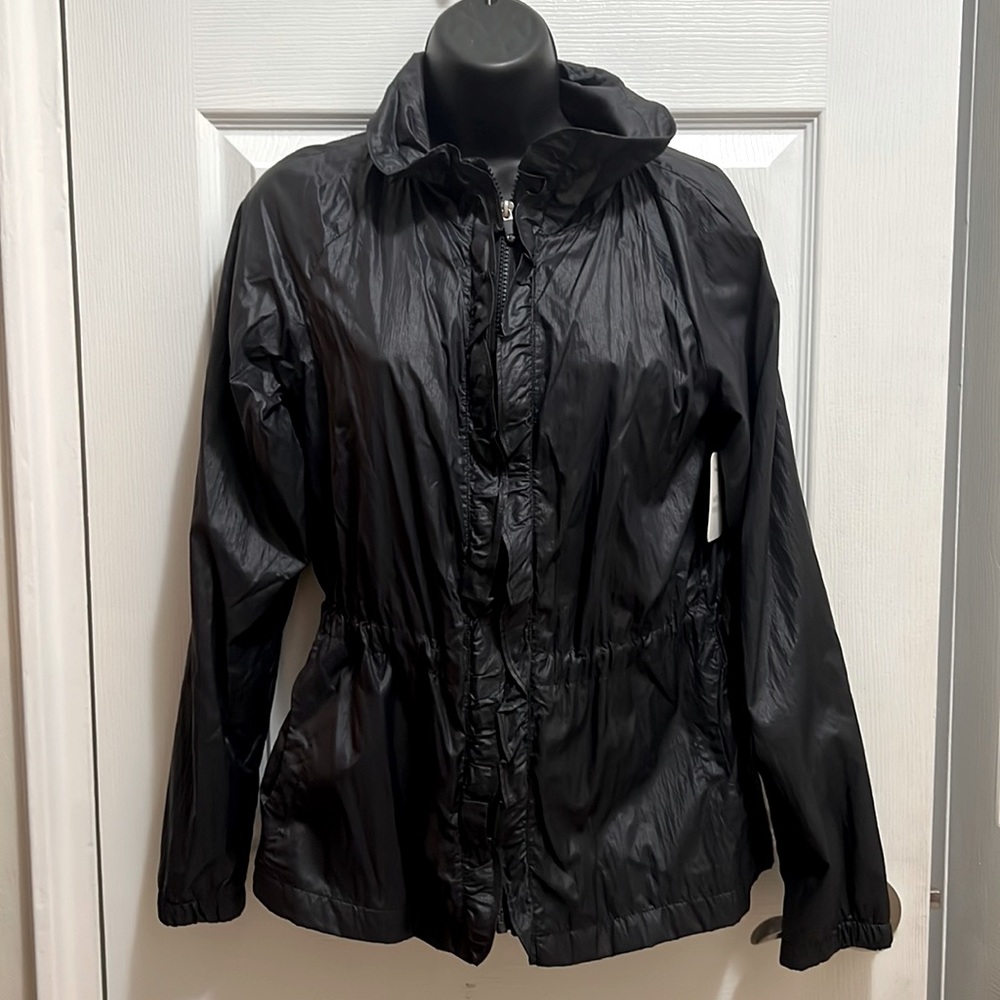 NWT Blk Gap body fit water resistant light weight jacket. Size Small